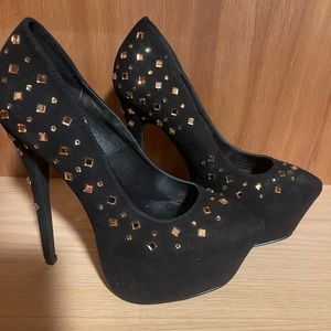 Black heels with gold jewels.